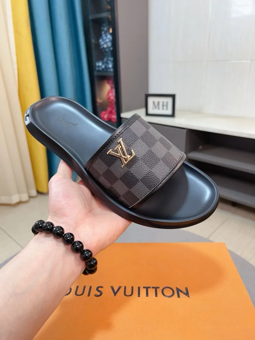 Men's shoes 💰260🌹🌹 (lv-Louis Vuitton) new men's sandals, high-end boutique, exquisite embossed logo decoration on the upper, fine workmanship, super soft soles, casual, loose and comfortable, a must-have in summer! \nsize：38-44